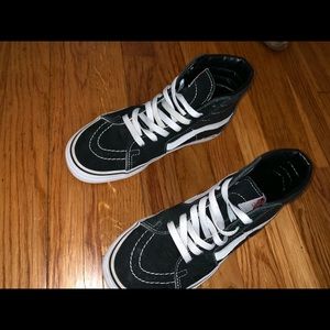 Black Sk8-Hi Vans